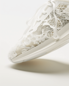 SPORTIVE STYLING with Performance Laces