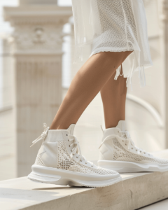 SPORTIVE STYLING with Performance Laces